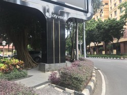 Papan Iklan di SCBD Jaksel Ini Halangi Trotoar