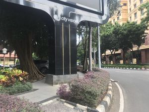 Papan Iklan di SCBD Jaksel Ini Halangi Trotoar Papan Iklan di SCBD Jaksel Ini Halangi Trotoar
