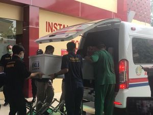 Momen Jenazah WNI Terakhir Kebakaran Lapas Diserahkan ke Keluarga Momen Jenazah WNI Terakhir Kebakaran Lapas Diserahkan ke Keluarga