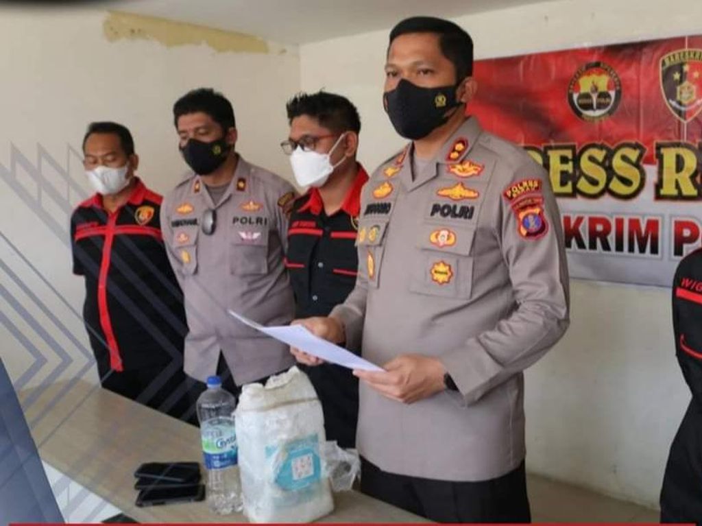 Oplos Miras-Tewaskan Anak Punk, Pelaku Curi 5 Liter Hand Sanitizer Oplos Miras-Tewaskan Anak Punk, Pelaku Curi 5 Liter Hand Sanitizer