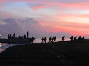 Prajurit Pasmar 2 Korps Marinir Laksanakan Pendaratan di Banongan