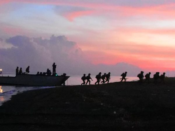 Prajurit Pasmar 2 Korps Marinir Laksanakan Pendaratan di Banongan