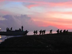 Prajurit Pasmar 2 Korps Marinir Pendaratan di Banongan Situbondo