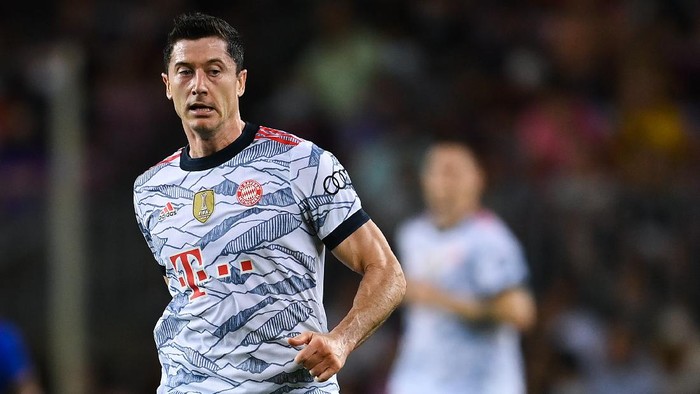 BARCELONA, SPAIN - SEPTEMBER 14: Robert Lewandowski of Bayern München  runs with the ball during the UEFA Champions League group E match between FC Barcelona and Bayern München at Camp Nou on September 14, 2021 in Barcelona, Spain. (Photo by David Ramos/Getty Images)