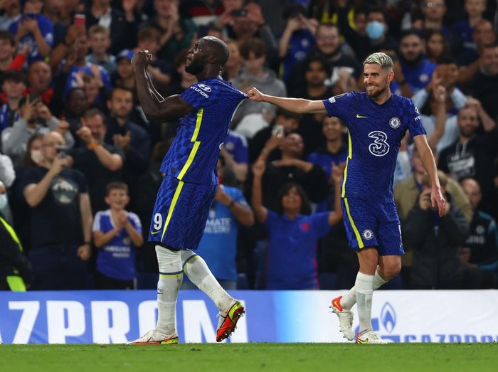 LONDON, ENGLAND - SEPTEMBER 14: Romelu Lukaku of Chelsea celebrates after scoring their sides first goal during the UEFA Champions League group H match between Chelsea FC and Zenit St. Petersburg at Stamford Bridge on September 14, 2021 in London, England. (Photo by Clive Rose/Getty Images)