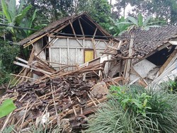 Rumah Warga di Ciamis Ambruk Diterjang Hujan Deras