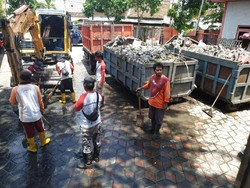 Bersih-bersih Setelah Surabaya Tergenang, Hasilnya Sampah 10 Truk