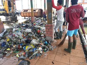 Ada 111 Ribu Ton Sampah Plastik di Surabaya Tiap Tahun Ada 111 Ribu Ton Sampah Plastik di Surabaya Tiap Tahun