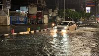 Potret Sejumlah Jalan di Surabaya Terendam Banjir Tadi Malam