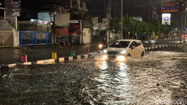 Potret Sejumlah Jalan di Surabaya Terendam Banjir Tadi Malam