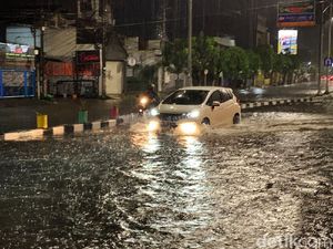 Potret Sejumlah Jalan di Surabaya Terendam Banjir Tadi Malam