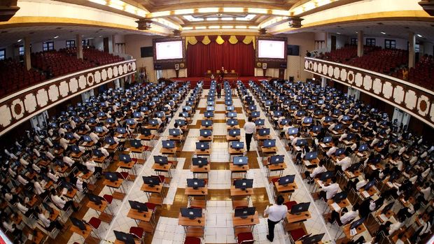 Peserta mengikuti ujian Seleksi Kompetensi Dasar (SKD) calon PNS dan Pegawai Pemerintah Dengan Perjanjian Kerja (PPPK) Non Guru di Universitas Sebelas Maret (UNS) Solo, Jawa Tengah, Rabu (15/9/2021). Ujian SKD bagi calon PNS Kota Solo digelar hingga 21 September 2021 dan ujian calon PPPK Kota Solo pada 16 Oktober 2021 dengan menerapkan protokol kesehatan guna mencegah penyebaran COVID-19. ANTARA FOTO/Maulana Surya/aww.