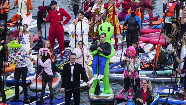 Meriah Banget! Ada Festival Kostum Unik Lho di Rusia