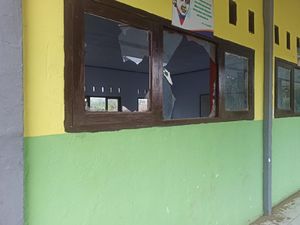 Terusik Dipanggil Mertua, Petani di NTB Rusak Sekolah-Todong Siswa