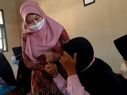 Siswi Ini Menangis, Saat Menjalankan Swab dan Vaksinasi