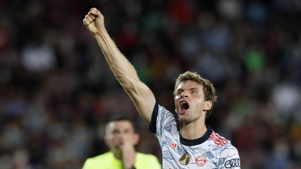 Soccer Football - Champions League - Group E - FC Barcelona vs Bayern Munich - Camp Nou, Barcelona, Spain - September 14, 2021 Bayern Munich's Thomas Muller celebrates scoring their first goal REUTERS/Albert Gea