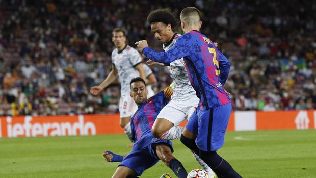 Soccer Football - Champions League - Group E - FC Barcelona vs Bayern Munich - Camp Nou, Barcelona, Spain - September 14, 2021 Bayern Munich's Leroy Sane in action with FC Barcelona's Sergio Busquets and Gerard Pique REUTERS/Albert Gea