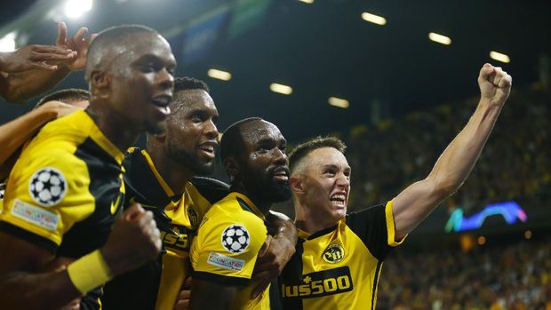 Soccer Football - Champions League - Group F - BSC Young Boys v Manchester United - Stadion Wankdorf, Bern, Switzerland- September 14, 2021 BSC Young Boys' Moumi Ngamaleu celebrates scoring their first goal with teammates REUTERS/Denis Balibouse