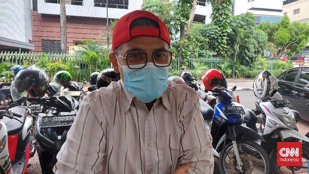 Danny (52), arsitek, warga Tebet, Jaksel.