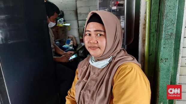 Sri (42), pedagang kelontong di Senayan.