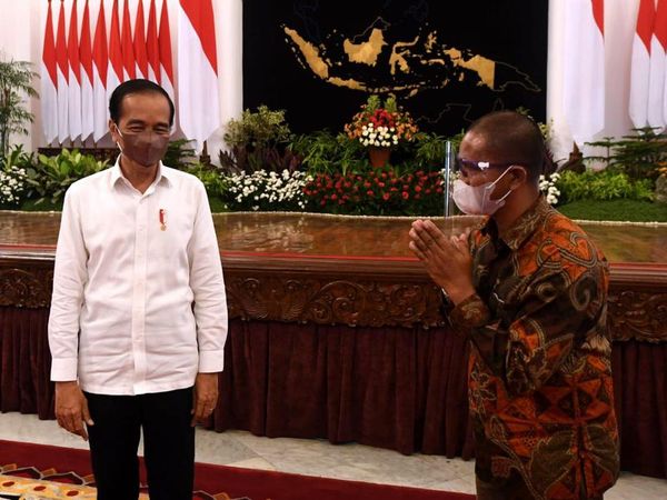 Potret Suroto: Bentangkan Poster, Diciduk lalu Diundang Jokowi