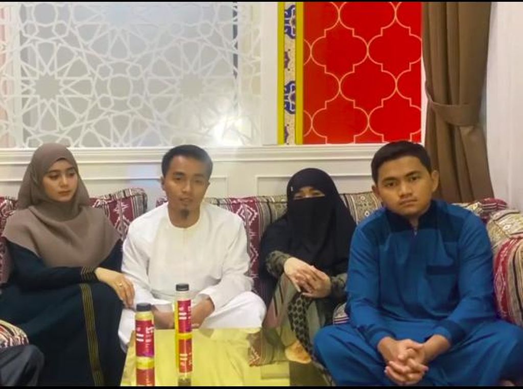 Disebut Cerai dari Suami, Ibunda Taqy Malik Bicara Skenario Allah Disebut Cerai dari Suami, Ibunda Taqy Malik Bicara Skenario Allah