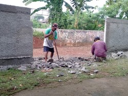 Tembok Perumahan di Serua Dibongkar 3 Meter, Mobil Warga Jadi Bisa Lewat