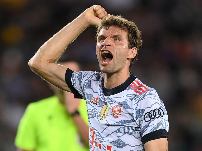 BARCELONA, SPAIN - SEPTEMBER 14: Thomas Muller of Bayern Munich celebrates after scoring their side's first goal during the UEFA Champions League group E match between FC Barcelona and Bayern Muenchen at Camp Nou on September 14, 2021 in Barcelona, Spain. (Photo by David Ramos/Getty Images)