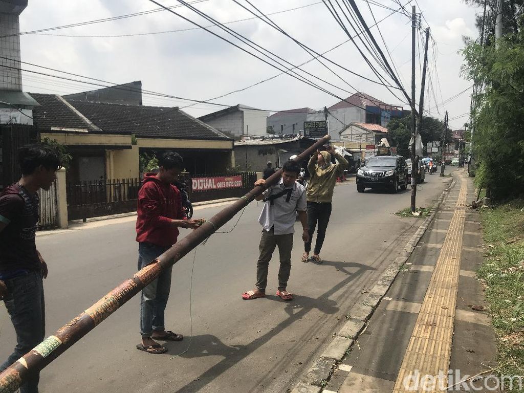 Pencabutan Tiang-tiang Makan Jalan di Ciputat Timur Berlanjut