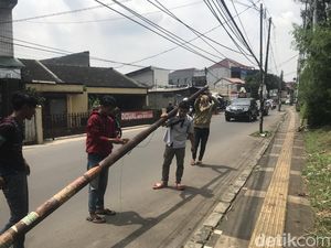 Pencabutan Tiang-tiang Makan Jalan di Ciputat Timur Berlanjut Pencabutan Tiang-tiang Makan Jalan di Ciputat Timur Berlanjut