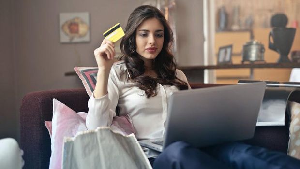 Tips menggunakan kartu kredit saat belanja online / foto : pexels.com/AndreaPiacquadio