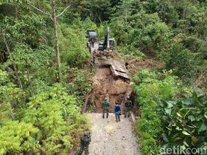 TNI-Polri Perbaiki Jembatan di Maybrat yang Dirusak KNPB