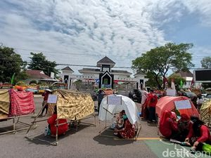 Tuntut Ganti Rugi Layak, Warga Karawang Terdampak Tol Japek 2 Berunjuk Rasa