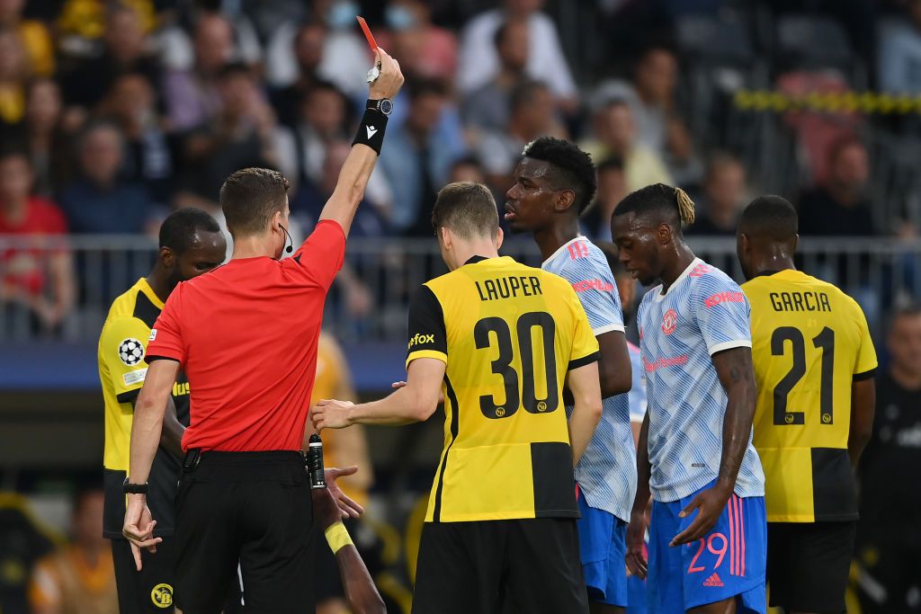 BERN, SWITZERLAND - SEPTEMBER 14: Referee Francois Letexier awards Aaron Wan-Bissaka of Manchester United a red card during the UEFA Champions League group F match between BSC Young Boys and Manchester United at Stadion Wankdorf on September 14, 2021 in Bern, Switzerland. (Photo by Matthias Hangst/Getty Images)