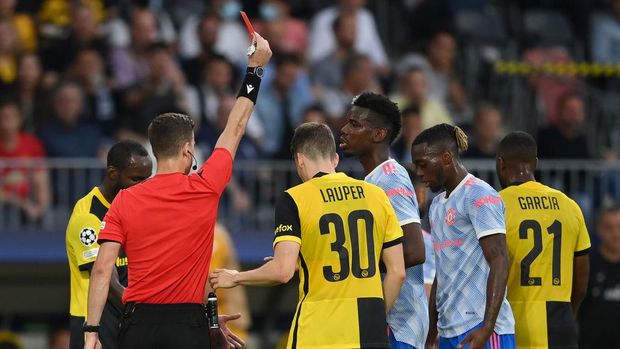 BERN, SWITZERLAND - SEPTEMBER 14: Referee Francois Letexier awards Aaron Wan-Bissaka of Manchester United a red card during the UEFA Champions League group F match between BSC Young Boys and Manchester United at Stadion Wankdorf on September 14, 2021 in Bern, Switzerland. (Photo by Matthias Hangst/Getty Images)