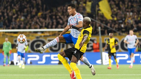 Manchester Uniteds Cristiano Ronaldo, left, and Young Boys Mohamed Ali Camara fight for the ball during of the Champions League group F soccer match between BSC Young Boys and Manchester United, at the Wankdorf stadium in Bern, Switzerland, Tuesday, Sept. 14, 2021. (Peter Klaunzer/Keystone via AP)