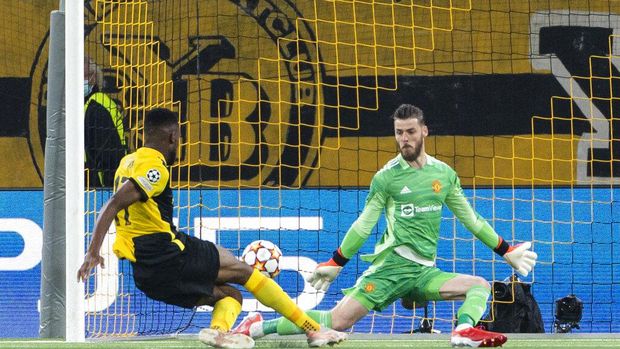 Young Boys' Jordan Siebatcheu, left, scores his side's second goal of the game past Manchester United's goalkeeper David De Gea during of the Champions League group F soccer match between BSC Young Boys and Manchester United, at the Wankdorf stadium in Bern, Switzerland, Tuesday, Sept. 14, 2021. (Alessandro della Valle/Keystone via AP)