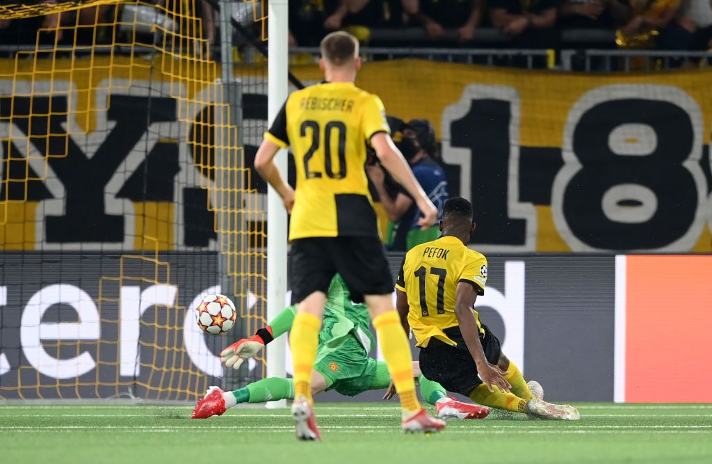 BERN, SWITZERLAND - SEPTEMBER 14: Players of BSC Young Boys celebrate with their fans following their side's victory in the UEFA Champions League group F match between BSC Young Boys and Manchester United at Stadion Wankdorf on September 14, 2021 in Bern, Switzerland. (Photo by Matthias Hangst/Getty Images)