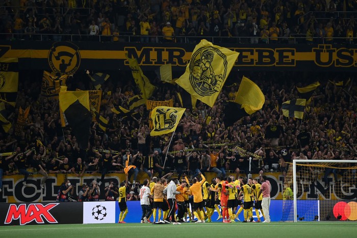 BERN, SWITZERLAND - SEPTEMBER 14: Players of BSC Young Boys celebrate with their fans following their sides victory in the UEFA Champions League group F match between BSC Young Boys and Manchester United at Stadion Wankdorf on September 14, 2021 in Bern, Switzerland. (Photo by Matthias Hangst/Getty Images)