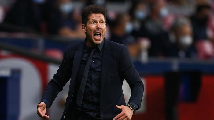 MADRID, SPAIN - SEPTEMBER 15: Head coach Diego Pablo Simeone of Atletico de Madrid reacts during the UEFA Champions League group B match between Atletico Madrid and FC Porto at Wanda Metropolitano on September 15, 2021 in Madrid, Spain. (Photo by David Ramos/Getty Images)