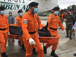 3 Jenazah Kru Pesawat Rimbun Air Dievakuasi ke Timika 3 Jenazah Kru Pesawat Rimbun Air Dievakuasi ke Timika
