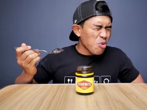 5 Reaksi Orang Indonesia Cicip Vegemite, Ada yang Mau Muntah 5 Reaksi Orang Indonesia Cicip Vegemite, Ada yang Mau Muntah