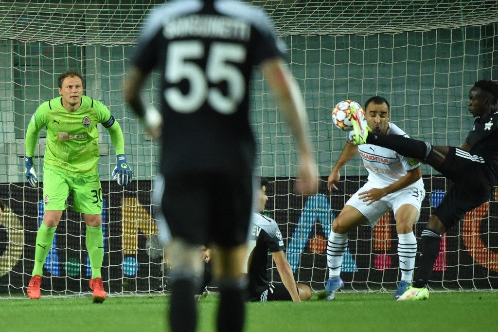 Sheriff's forward Adama Traore shoots and scores the opening goal during the UEFA Champions League football match between FC Sheriff and FC Shakhtar Donetsk at Sheriff Stadium in Tiraspol on September 15, 2021. (Photo by Sergei GAPON / AFP)
