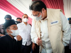 Airlangga Tinjau Vaksinasi Santri di Pekalongan