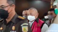 Penampakan Alex Noerdin Pakai Rompi Tahanan Kejagung