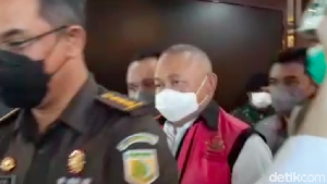 Penampakan Alex Noerdin Pakai Rompi Tahanan Kejagung