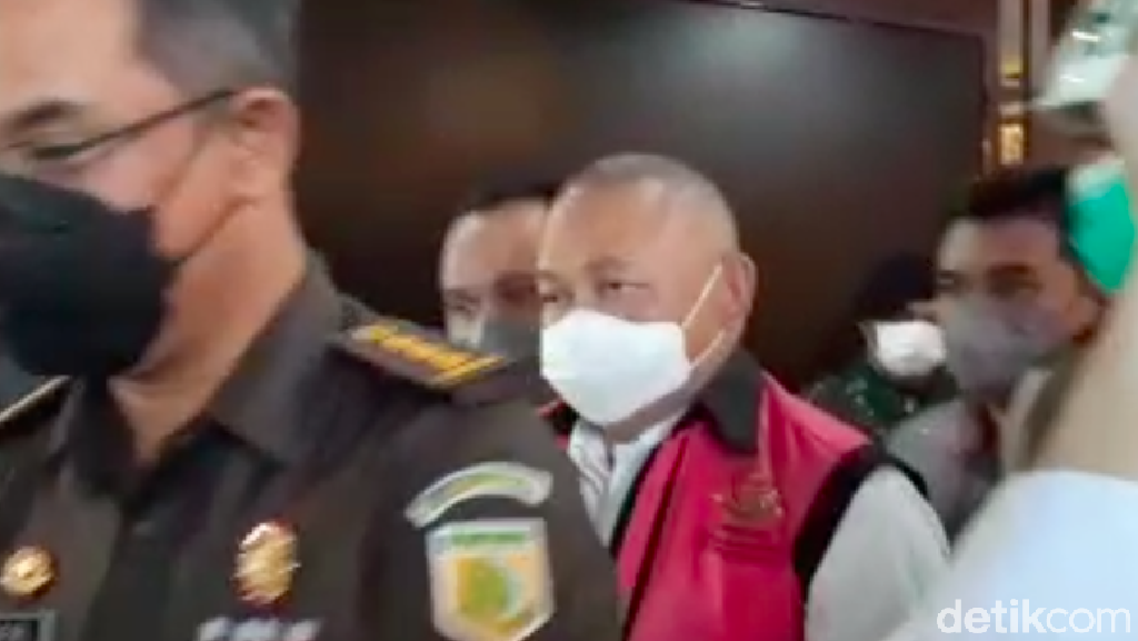 Penampakan Alex Noerdin Pakai Rompi Tahanan Kejagung Penampakan Alex Noerdin Pakai Rompi Tahanan Kejagung