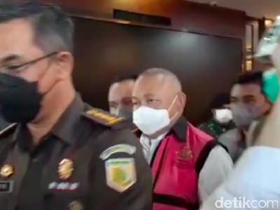 Penampakan Alex Noerdin Pakai Rompi Tahanan Kejagung