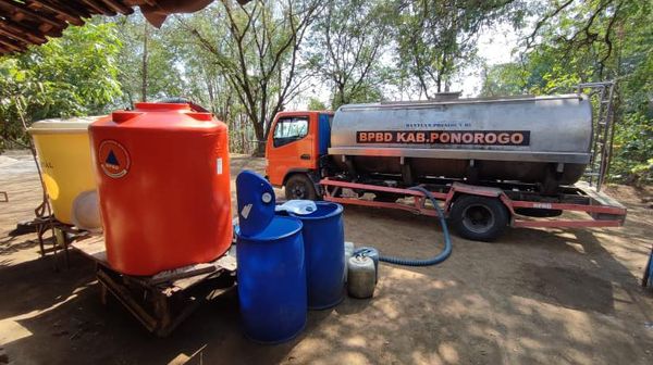 Cegah Kekeringan di Ponorogo, Air Bersih Didistribusikan dengan Mobil Tangki
