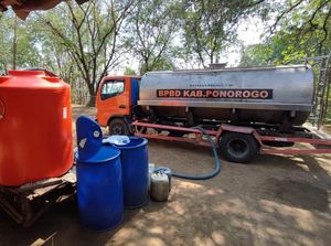 Cegah Kekeringan di Ponorogo, Air Bersih Didistribusikan dengan Mobil Tangki